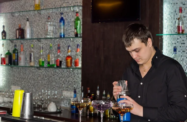 Barmen bir barda alkollü kokteyl hazırlama