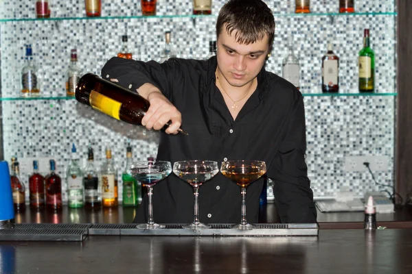 Barman nalívání drinků v baru — Stock fotografie