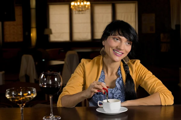 Bardaki kadın zevk kahve gülümseyen — Stok fotoğraf