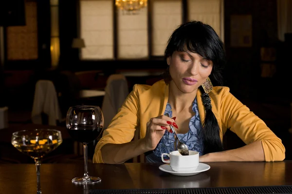 Elegant kvinna dricker kaffe i baren — Stockfoto
