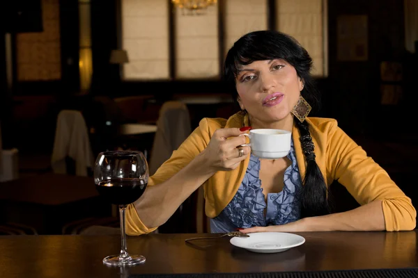 Kobieta mówi do kamery, jak pije kawę — Zdjęcie stockowe
