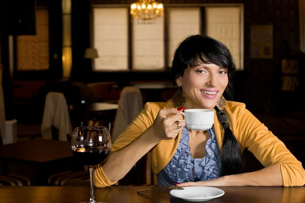 Junge hispanische Frau trinkt Kaffee — Stockfoto