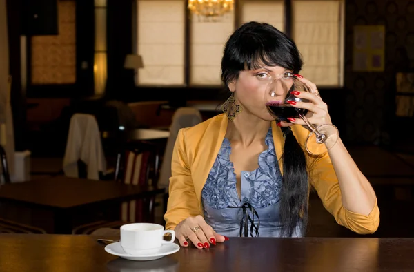 Frau trinkt Wein und Kaffee an der Theke — Stockfoto