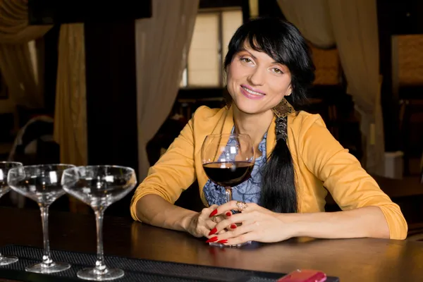 Trendy young woman smiling relaxed at the bar — Stock Photo, Image