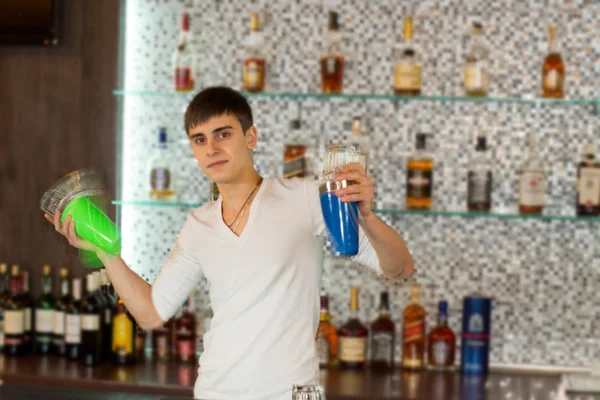 barmenin martini kokteyl sallayarak