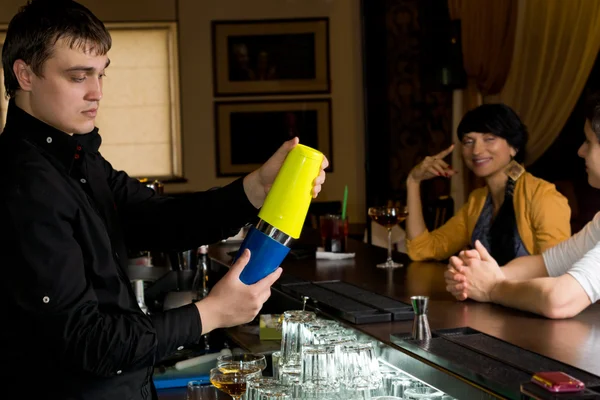 Bartendern blanda drinkar för nöjda kunder — Stockfoto