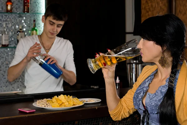 Barman che lavora dietro un bancone del bar — Foto Stock