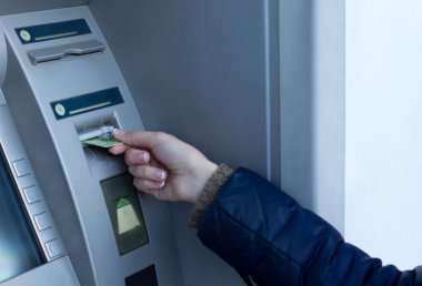kadın atm banka kartını takma