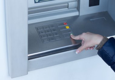 kadın bir atm üzerinde bir işlem Tamamlanıyor
