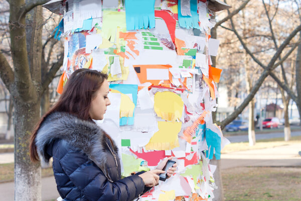 Женщина отвечает на объявление
