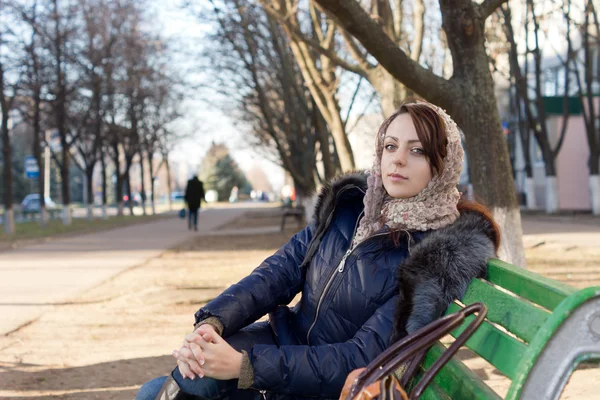 Mulher relaxante em um banco de parque — Fotografia de Stock