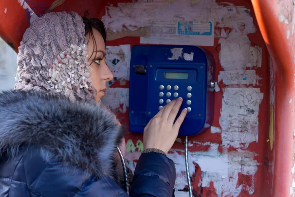 Frau wählt am öffentlichen Telefon — Stockfoto
