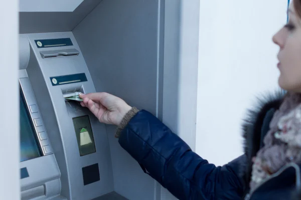 Kobieta Wkładanie jej karty w bankomacie — Zdjęcie stockowe