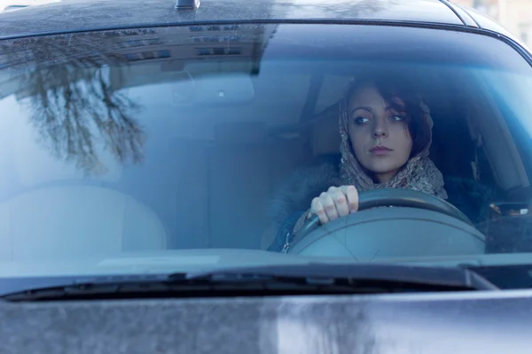 Dikkatli kadın sürücü — Stok fotoğraf