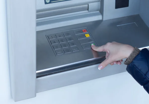 Donna che completa una transazione su un bancomat — Foto Stock