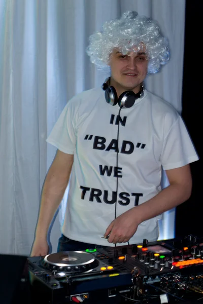 Fun DJ in a wig and catchy t-shirt — Stock Photo, Image