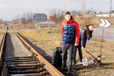 treni hemzemin yakınında bekleyen çift
