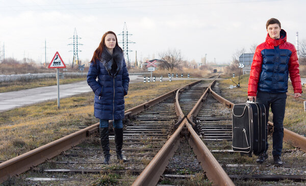 Молодая пара ждет поезда
