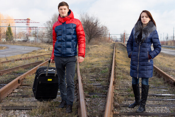 Молодая пара ждет поезда
