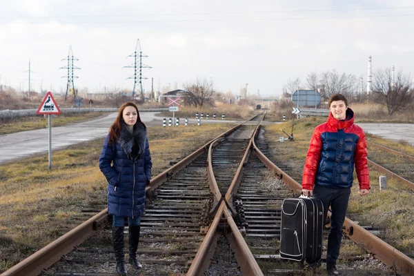 Jovem casal esperando o trem — Fotografia de Stock
