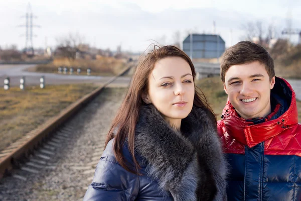 Mladý pár, čekání na vlak — Stock fotografie