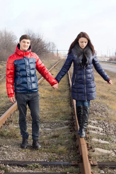 Jovem casal esperando o trem — Fotografia de Stock