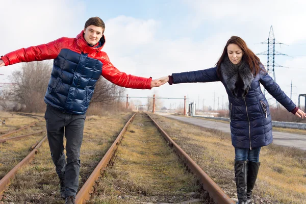 Молода пара чекає на поїзд — стокове фото