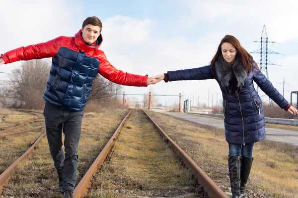 젊은 부부는 기차를 기다리는 — 스톡 사진