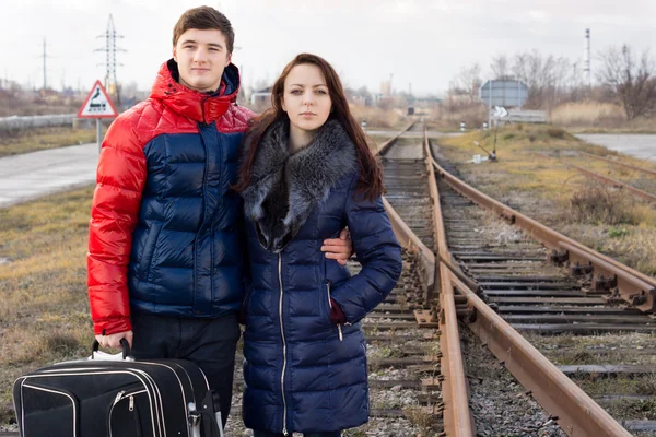 Älskande par väntar på ett tåg — Stockfoto