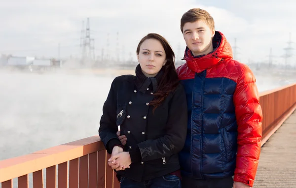 Привлекательная молодая пара стоящая на набережной — стоковое фото