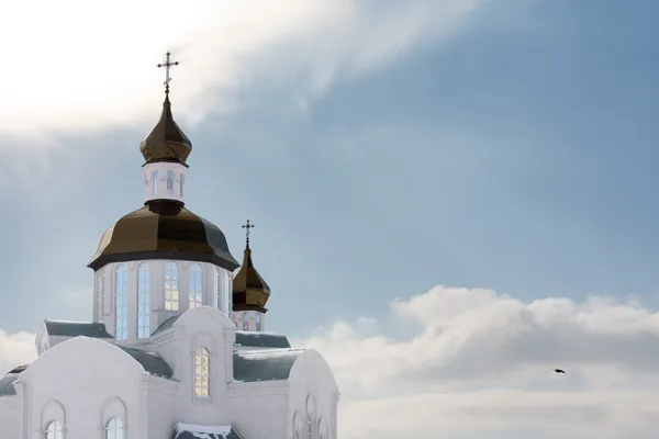 Bela igreja com cúpulas de cebola — Fotografia de Stock