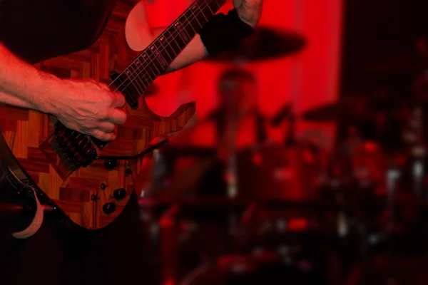 Male guitarist in a rock band — Stock Photo, Image