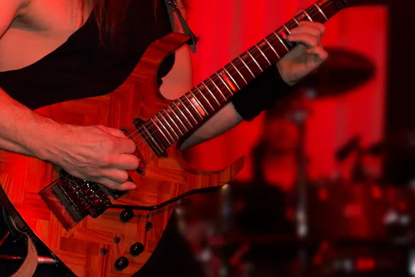 Lead guitarist playing electric guitar in a band — Stock Photo, Image