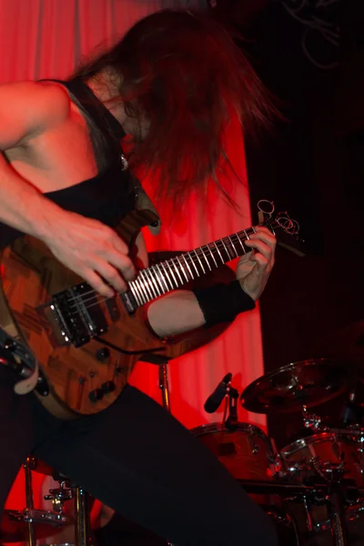 Guitarrista masculino se apresentando em um concerto de rock ao vivo — Fotografia de Stock