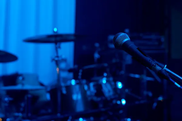 Microphone in front of the bands instruments — Stock Photo, Image