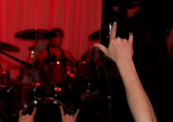 Publiken på en rockkonsert som ger tecknet horn — Stockfoto