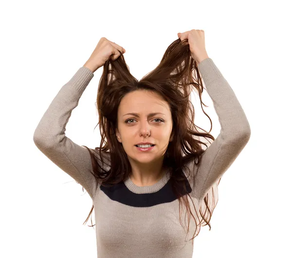 Frau reißt sich verzweifelt an den Haaren — Stockfoto
