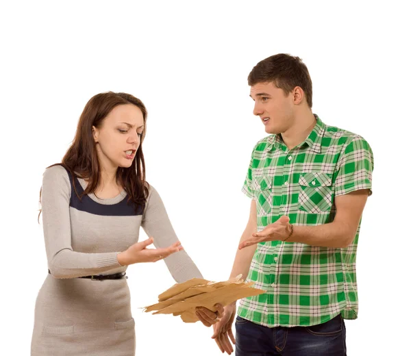 Casal jovem discutindo sobre papelada — Fotografia de Stock