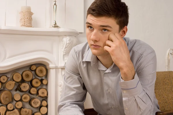 Doordachte jonge man op zoek naar inspiratie — Stockfoto