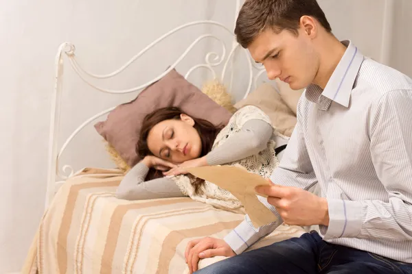 Elegante joven en el dormitorio leyendo una carta —  Fotos de Stock