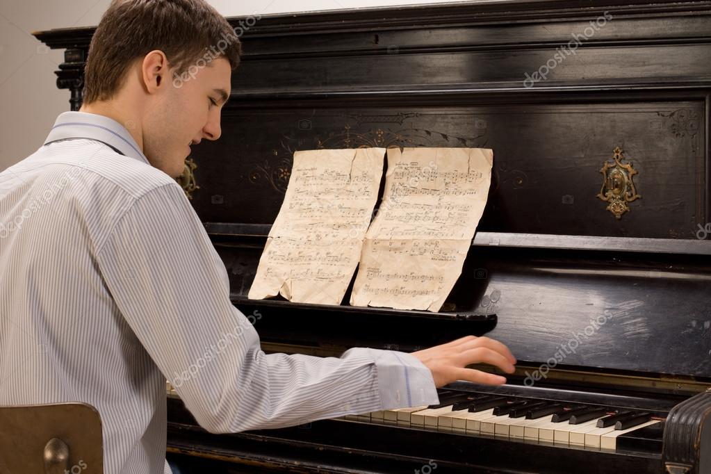giovane uomo che si diverte a suonare il pianoforte — Foto Stock