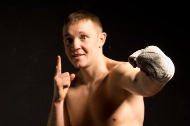 Genç boksör kavga sırasında bir yumruk atma