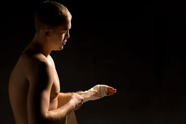 Dramática imagen oscura de un joven boxeador — Foto de Stock