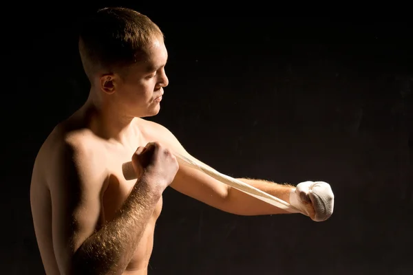 El joven boxeador se pone las vendas. — Foto de Stock