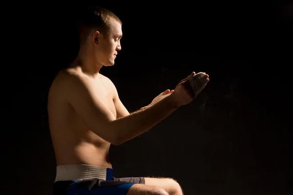 Young pugilist boxer psyching himself up — Stock Photo, Image