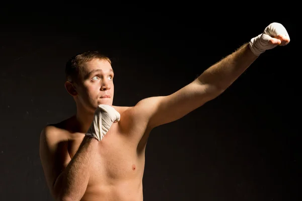Boxeador lanzando un golpe hacia arriba — Foto de Stock
