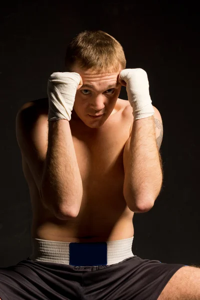 Joven boxeador protegiendo su cabeza — Foto de Stock