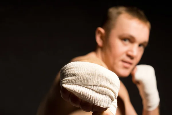 Joven boxeador lanzando un poderoso golpe — Foto de Stock