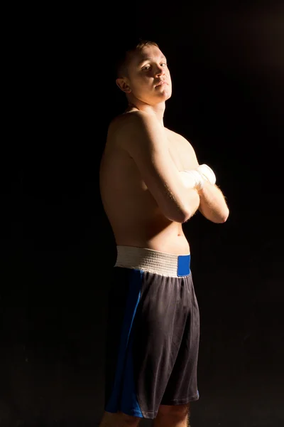 Kendine güvenen genç boksör bir tutum ile — Stok fotoğraf