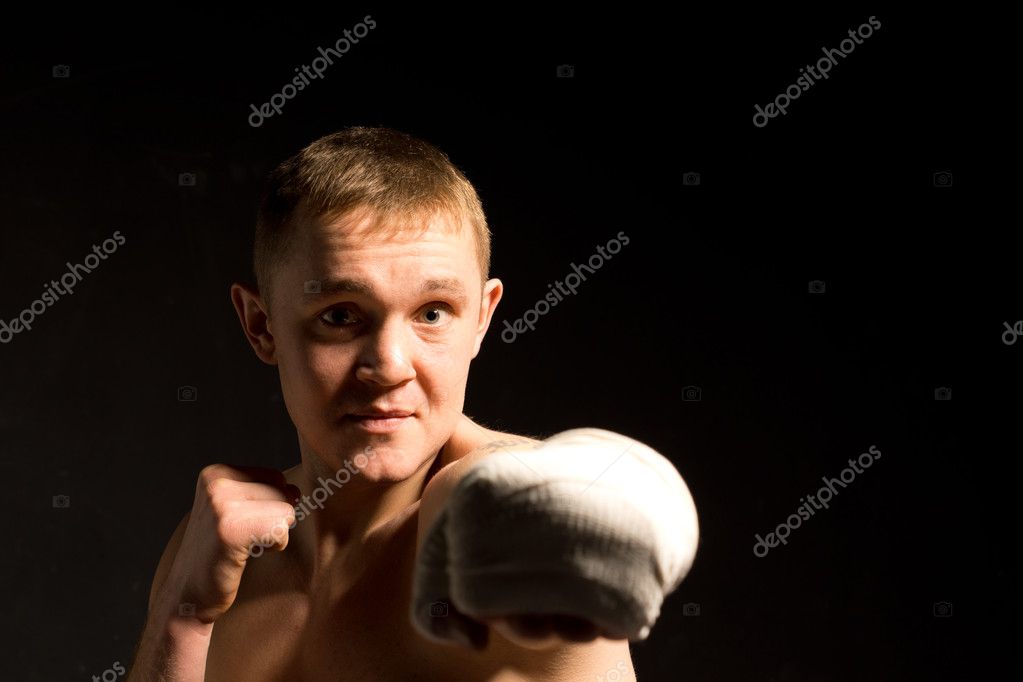 Решительный Молодой Боксер Наносит Удар Стоковое Фото ©Vaicheslav.
